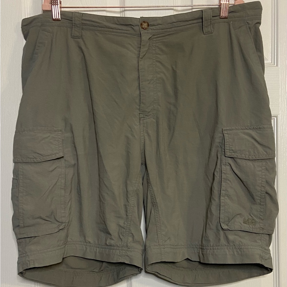 REI Men’s XXL Khaki Cargo Hiking Shorts